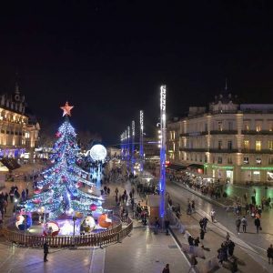 Sapin-illumine-Place-de-la-Comedie_format_1180x700