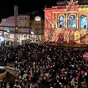 ECUSSON / COEUR DE VILLE EN LUMIERES / ILLUMINATIONS / OPERA COMEDIE / FOULE